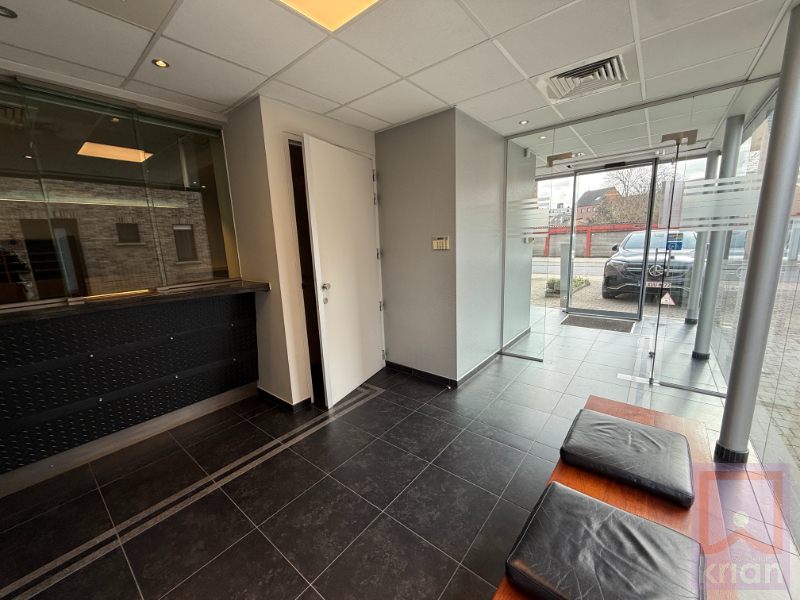 Stijlvol kantoor/handelspand op toplocatie centrum Geel met parking! - foto 4