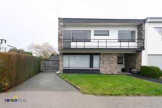 Deze fraaie driegevelwoning is gelegen in een autoluwe, doodlopende straat nabij de Schelde en geniet van een prachtig groen uitzicht.Deze bijzonder...