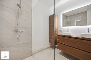 <strong>Exclusief gelijkvloers nieuwbouwappartement met uitzonderlijk ruim zonneterras</strong><br /><br />Bent u op zoek naar een stijlvolle woonst waar ruimte, comfort en energiezuinigheid centraal staan? Dan zal dit prachtige gelijkvloerse appartement in een kleinschalige residentie met slechts zes appartementen u ongetwijfeld bekoren.<br /><br />Dit hoogwaardig afgewerkte appartement onderscheidt zich door zijn hedendaagse architectuur, doordachte indeling en uitzonderlijk ruim terras, dat een naadloze overgang vormt tussen binnen en buiten. De royale leefruimte met grote raampartijen baadt in natuurlijk licht en sluit perfect aan op de moderne open keuken. Het ruime terras biedt alle mogelijkheden om in alle privacy te genieten van gezellige momenten met familie en vrienden.<br /><br />De woning beschikt over twee volwaardige slaapkamers, een stijlvolle badkamer en een apart gastentoilet. Dankzij de vloerverwarming in alle ruimtes, de energiezuinige warmtepomp en zes individuele zonepanelen geniet u van een optimaal wooncomfort en een bijzonder laag energieverbruik.<br /><br />De residentie is voorzien van een lift en combineert een rustige ligging met een uitstekende bereikbaarheid. Op wandelafstand vindt u het centrum met winkels, horeca en alle dagelijkse voorzieningen.<br /><br />Bij dit appartement is de aankoop van één ondergrondse autostaanplaats én één bovengrondse parkeerplaats verplicht, deze zijn inbegrepen in de prijs.<br /><br /><strong>Troeven van dit appartement:</strong>
<ul>
<li>Gelijkvloers appartement in een kleinschalige residentie met slechts 6 appartementen</li>
<li>Eigentijdse en kwalitatieve architectuur</li>
<li>Zeer ruim terras met optimale privacy</li>
<li>Lichtrijke leefruimte met grote raampartijen</li>
<li>Moderne open keuken</li>
<li>2 volwaardige slaapkamers</li>
<li>Stijlvolle badkamer en apart gastentoilet</li>
<li>Vloerverwarming in het volledige appartement</li>
<li>Energiezuinige warmtepomp en 6 individuele zonepanelen</li>
<li>Lift aanwezig</li>
<li>Rustige ligging op wandelafstand van het centrum</li>
<li>Onmiddellijk beschikbaar</li>
</ul>
Een ideale woongelegenheid voor wie op zoek is naar hedendaags wooncomfort, een energiezuinige woning en een uitzonderlijke buitenruimte op een rustige, maar centrale locatie.<br />
