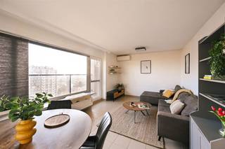 - Bekijk www.koosi.be voor een volledige omschrijving van het appartement. - Dit zeer licht appartement met 2 slaapkamers is gelegen op de...