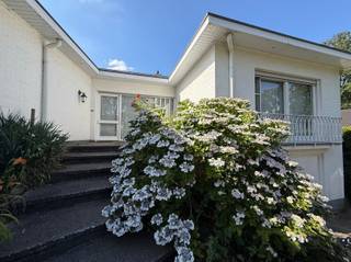 <p><span>VILLA OP DE GRENS VAN SCHILDE EN ZOERSEL MET VEEL POTENTIEEL!</span></p><p><span>Deze lichtrijke villa op een perceel van 2.056 m² met een bewoonbare oppervlakte van 288 m² is gelegen in een groene rustige residentiële buurt. </span></p><p><span>Ze biedt royale leefruimtes, een rustige ligging op de grens van Schilde en Zoersel en de mogelijkheid om volledig af te stemmen op de woonwensen van vandaag.</span></p><p><span>De ruime leefruimte (70 m²) met centrale haard geniet dankzij de grote raampartijen van een open en luchtig gevoel, aansluitend een serrekamer (27 m²), ideaal als bureau, speelkamer of extra zithoek met zicht op de tuin.</span></p><p><span>De keuken (21 m²) met directe aansluiting naar het overdekte terras voorzien van veel opbergruimte en toestellen, biedt interessante mogelijkheden om structureel uit te groeien tot een hedendaagse leefkeuken. </span></p><p><span>Verder beschikt de woning over drie slaapkamers. De master bedroom (29 m²) is voorzien van uitgebreide kastenwanden, een tweede slaapkamer (20 m²) met eigen balkon en de derde kamer (14 m²) is momenteel ingericht als bureau.</span></p><p><span>De badkamer is ingericht met een dubbel lavabomeubel, bad-/douchecombinatie en maatkasten.</span></p><p><span>Het zwembad (12 x 4 m), poolhouse (40m²) met sauna, separaat toilet en het ruime zonneterras zorgen voor een echt vakantiegevoel in eigen tuin met optimale privacy.</span></p><p><span>Een bijkomende troef is de volledige onderkeldering. Naast de inpandige garage biedt deze verdieping tal van mogelijkheden voor hobby, opslag, atelier of ontspanningsruimte.</span></p><p><span>De troeven op een rij:</span></p><ul><li><span>Rustige residentiële topligging</span></li><li><span>Welness: zwembad, poolhouse en sauna </span></li><li><span>Volledige onderkeldering met tal van gebruiksmogelijkheden </span></li><li><span>Solide constructie met interessante volumes </span></li><li><span>Uitstekende basis voor te actualiseren naar hedendaagse woon- en comfortnormen </span></li></ul><p><span> </span></p><p><span>Deze villa combineert ruimte en privacy met het potentieel om een eigentijdse en waardevolle gezinswoning naar eigen smaak en visie te creëren. Een unieke kans voor wie verder kijkt dan de afwerking van vandaag en de mogelijkheden van morgen ziet.</span></p><p><span> </span></p><p><span> </span></p><p><span> </span></p>