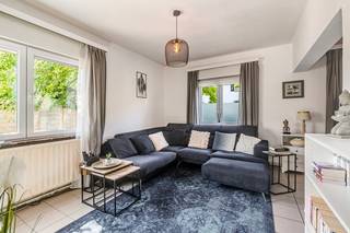 <p>Charmante open bebouwing in een groene en residentiële buurt van Grimbergen.</p><p><br /></p><p>Deze woning uit 1954 is gelegen op een mooi perceel in een rustige, groene omgeving nabij invalswegen, openbaar vervoer, scholen en het centrum van Grimbergen. De combinatie van een ruime woning met 3 slaapkamers, een aparte bureauruimte en een grote garage maakt dit huis bijzonder interessant voor gezinnen of wie extra hobby- of opslagruimte zoekt. Dankzij de veranda en de aangename indeling geniet u van veel natuurlijk licht en een vlotte connectie met de buitenruimte. De residentiële ligging in een villawijk zorgt voor een rustige woonomgeving met alle voorzieningen binnen handbereik.</p><p><br /></p><p>Belangrijkste ruimtes:<br />• Inkomhal (8,5 m²) met toegang tot de leefruimtes<br />• Woonkamer (25,5 m²) met aangename lichtinval<br />• Keuken (13 m²) met praktische indeling<br />• Veranda (15,1 m²) met zicht op de tuin<br />• Badkamer (5,5 m²)<br />• 3 slaapkamers van 10,5 m², 10,7 m² en 15 m²<br />• Bureauruimte geschikt voor thuiswerk of hobby<br />• Grote garage (45 m²) met tal van mogelijkheden<br />• Kelder (17,4 m²) voor extra opslagruimte</p><p><br /></p><p>Troeven:<br />• Groene en residentiële ligging nabij invalswegen en openbaar vervoer<br />• Ruime open bebouwing met 3 slaapkamers en bureauruimte<br />• Grote garage ideaal voor hobby, opslag of werkruimte</p><p><br /></p><p>Neem vandaag nog contact op met je ERA-makelaar voor een bezoek.</p><p><br /></p><p>JOUW DROOMHUIS. ZO GEVONDEN!</p>