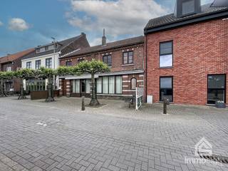 PLUSPUNTEN:<br />+ perceeloppervlakte: 215 m²<br />+ bruikbare vloeroppervlakte: 259 m²<br />+ toplocatie te Bree<br />+ handelspand met woonst<br />+ mogelijkheid tot horeca met woongelegenheid<br />+ woonruimte met potentieel voor 3 slaapkamers<br /><br />ALGEMEEN:<br />Dit handelspand met woonst, gelegen op een absolute toplocatie aan het Stift in Bree, biedt een unieke kans voor ondernemers, investeerders of handige renovators die op zoek zijn naar een eigendom met tal van mogelijkheden. Dankzij de centrale ligging geniet het pand van een uitstekende visibiliteit en een vlotte bereikbaarheid, wat het bijzonder interessant maakt voor commerciële activiteiten of horeca-uitbating.<br /><br />De eigendom combineert een handelsruimte met een bovenliggende woonst, waardoor wonen en werken perfect gecombineerd kunnen worden. Zeker voor wie droomt van een eigen horecazaak of handelsactiviteit met woongelegenheid ter plaatse, vormt dit pand een bijzonder interessante opportuniteit.<br /><br />De woonst boven het handelsgedeelte is momenteel ingericht met een opslagruimte, dressing, leefruimte, slaapkamer, badkamer en zolderruimte. Dankzij de beschikbare oppervlakte en indeling biedt deze verdieping echter heel wat potentieel om volledig naar eigen wensen te herinrichten. Zo bestaat de mogelijkheid om een comfortabele woonentiteit te creëren met onder andere drie slaapkamers en een ruime leefruimte.<br /><br />Hoewel het pand gerenoveerd dient te worden, biedt dit net de kans om het volledig naar eigen smaak, stijl en behoeften af te werken. Met de juiste visie kan deze eigendom opnieuw uitgroeien tot een aantrekkelijke handelszaak met een aangename woonst op een strategische locatie in het centrum van Bree. De combinatie van ligging, mogelijkheden en polyvalente ruimtes maakt dit een eigendom met bijzonder veel potentieel.<br /><br />Het Stift staat gekend als een karaktervolle en levendige omgeving met een aangename sfeer en een vlotte verbinding naar omliggende voorzieningen. Winkels, horeca en andere faciliteiten bevinden zich op korte afstand, wat de commerciële aantrekkingskracht van deze locatie extra versterkt.<br /><br />Kortom, een eigendom boordevol mogelijkheden voor wie op zoek is naar een handelspand met woonst op een toplocatie en dit volledig naar eigen visie wil transformeren.<br /><br />INDELING:<br />-1: kelder<br />+0: inkomhal, handelsruimte, toilet, keuken, berging, koelcel, terras<br />+1: nachthal, berging, 2 slaapkamers, badkamer<br />+2: zolder<br /><br />FINANCIERING:<br />Een succesvolle vastgoedtransactie begint met een goede voorbereiding. Wij adviseren kandidaat-kopers om hun financiële mogelijkheden tijdig in kaart te brengen, zodat zij met de nodige zekerheid en vertrouwen kunnen handelen wanneer de juiste opportuniteit zich aandient.<br /><br />VERKOPEN OF VERHUREN MET EEN STRATEGISCHE AANPAK?<br />Dankzij het vertrouwen van onze klanten en onze sterke marktpositie zijn wij voortdurend op zoek naar kwalitatieve eigendommen. Overweegt u te verkopen of te verhuren? Ontdek vrijblijvend onze persoonlijke aanpak en hoe wij uw eigendom optimaal positioneren om de juiste doelgroep te bereiken.<br /><br />ALS EERSTE OP DE HOOGTE VAN NIEUW AANBOD:<br />De beste eigendommen worden vaak gevonden vóór ze breed beschikbaar zijn. Schrijf u vrijblijvend in via onze website en ontvang nieuw aanbod dat aansluit bij uw wensen en zoekcriteria.<br /><br />UW VASTGOED, ONZE EXPERTISE:<br />Elke eigendom verdient een persoonlijke strategie. Met een combinatie van marktkennis, professionele presentatie, actieve klantenbenadering en een sterk netwerk begeleiden wij onze klanten naar een succesvol resultaat.<br /><br />PERSOONLIJKE SERVICE, PROFESSIONELE BEGELEIDING:<br />Een vastgoedbeslissing vraagt een doordachte aanpak. Ons ervaren team staat klaar om u persoonlijk te adviseren en te begeleiden bij elke stap. Contacteer ons via +32 89 87 03 67 of via info@immosign-plus.be.