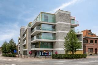 <p>Ontdek dit luxueuze appartement aan de stadsrand van Tongeren, ideaal voor wie comfortabel wil wonen met alle voorzieningen binnen handbereik. Zo bevindt u zich op wandelafstand van o.a. winkels, horeca, scholen, openbaar vervoer en het station van Tongeren.<br /><br />Gelegen op de vierde verdieping van een modern gebouw in het hart van Tongeren-Borgloon, biedt dit prachtige appartement een ideale combinatie van luxe en comfort.<br /><br />Met een bewoonbare oppervlakte van 95 vierkante meter is er voldoende ruimte om comfortabel te leven en te genieten van alle gemakken die dit pand te bieden heeft. De eigentijdse architectuur en de hoogwaardige afwerking zorgen voor een warm en uitnodigend interieur, dat perfect aansluit op de wensen van de moderne levensstijl.<br /> </p>
<p>Het appartement biedt een ruime en lichtrijke woonkamer waar comfort en ruimte centraal staan. De volledig uitgeruste keuken sluit naadloos aan op een praktische berging. Verder beschikt het appartement over een badkamer, twee gezellige slaapkamers en een apart toilet. Als extra troef zijn er een aangenaam terras en een ondergrondse autostaanplaats aanwezig.<br /><br />Dit appartement is niet alleen een ideale keuze voor wie op zoek is naar een instapklaar eigendom, maar biedt ook een aantrekkelijke investeringsopportuniteit. Het pand is momenteel verhuurd, waardoor u als investeerder vanaf de aankoop meteen kunt rekenen op een stabiel huurrendement.<br /><br />Plan vandaag nog uw bezoek in via immo@confideo.be of op het nummer 012 23 23 11.</p>