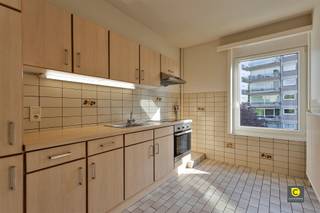 <p><span>2-Slaapkamerappartement op rustige locatie</span></p><p><span>Dit appartement valt meteen op door de ruime kamers en de grote hoeveelheden natuurlijk licht die binnen komt, Gecombineerd met de rustige straat zorgen deze voor een comfortabele woongelegenheid.<br />Het  appartement bevindt zich op de 2e verdieping in een gebouw zonder lift en is ingedeeld als volgt:</span></p><p><span> </span></p><p><span>Inkomhal:</span></p><p><span>U betreedt het appartement via de ruime inkomhal met vestiairekast en gastentoilet.</span></p><p><span> </span></p><p><span>Leefruimte &amp; Keuken:</span></p><p><span>De grote woonkamer heeft een comfortabele oppervlakte van 32m² en baadt in het licht dankzij de grote raampartij. Aansluitend vindt u de keuken, die voorzien is van een koelkast met vriesvak, oven, keramische kookplaat met dampkap, spoelbak en voldoende kastruimte. Verder is ook een aansluiting voor (af)wasmachine aanwezig. Daarnaast is er ook nog genoeg ruimte om nog een extra koelkast of vriezer bij te plaatsen. </span></p><p><span> </span></p><p><span>Slaapkamers &amp; Badkamer:</span></p><p><span>Er zijn 2 volwaardige slaapkamers aanwezig, van 13m² en 15m², In de eerste slaapkamer zijn er ingemaakte kasten en is er toegang tot het terras. De grotere slaapkamer biedt meer dan voldoende ruimte voor een tweepersoonsbed en bijkomende kasten.</span></p><p><span>De badkamer is uitgerust met een ligbad met douche kraan en enkele wastafel.</span></p><p><span> </span></p><p><span>Huurprijs &amp; Kosten:</span></p><p><span>Huurprijs</span><span>: €1000,00 per maand</span></p><p><span>maandelijkse kosten:</span><span> €40,00 (water+minuterie)</span></p><p><span>Beschikbaar</span><span>: 1/09/2025</span></p><p><span> </span></p><p><span>Extra Troeven:</span></p><p><span>- Lichtrijk appartement</span></p><p><span>- Rustige straat</span></p><p><span>- Kleinschalig gebouw</span></p><p><span> </span></p><p><span> </span></p>