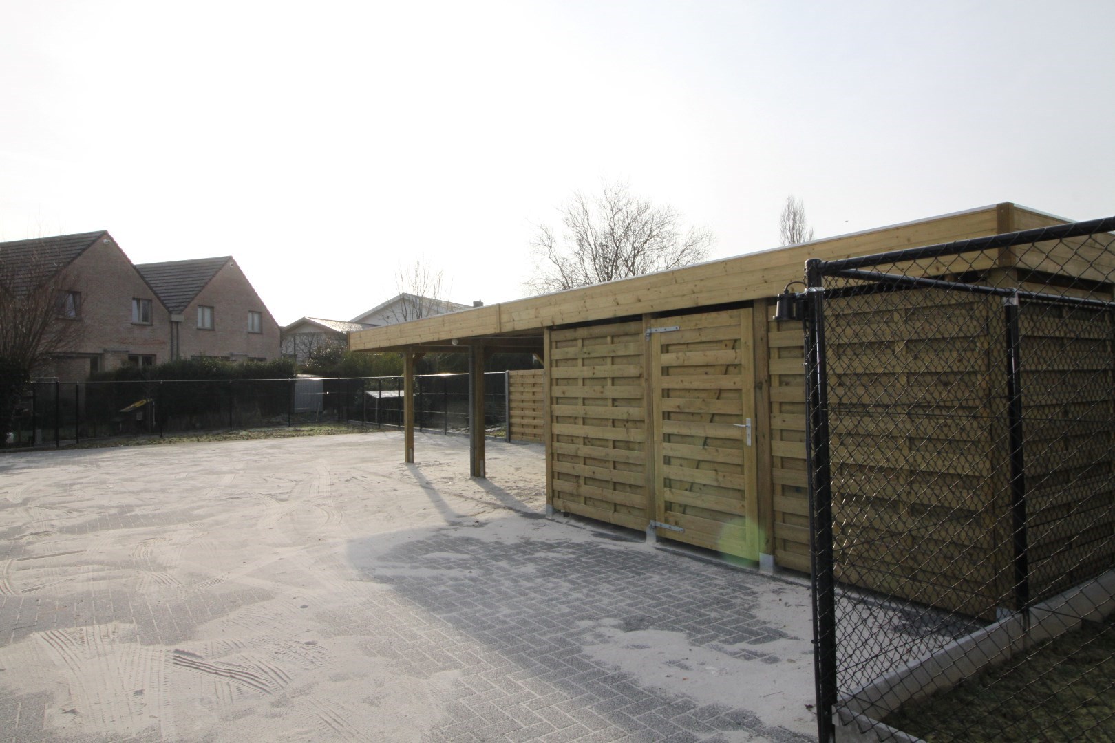 1 parkeerplaats achter een nieuwbouwappartement.Een veilige plaats voor uw wagen.Bijkomend: 5,00 eur syndic.