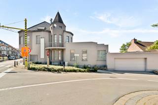 Commercieel gelegen karaktervol handelspand met woonst, strategische topligging met visibiliteit. 

Perfect onderhouden handelspand met woonst: 
INDELING: inkom, groot kantoor/winkel/praktijk, dubbele garage, overdekt terras, en leuke tuin, onderkelderd. 
WOONST: aparte inkom, gezellige grote lichtrijke leefruimte, geïnstalleerde keuken met extra ontbijthoek, aanpalend groot zonneterras, toilet, berging en wasplaats, 5 ruime slaapkamers en 2 badkamers. 

TROEVEN: perfect onderhouden, zonnepanelen, driedubbele beglazing, kwalitatieve afwerking. 

Bezoek na afspraak met IMMO BEGUIN: info@immobeguin.be
