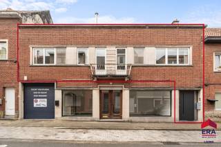 [[ DIT PAND NEEMT DEEL AAN DE ERA OPEN HUIZEN DAG OP 13/6 VAN 17:30 TOT 18:30 ]]
<p>Ben je op zoek naar een ruim gerenoveerd appartement met 2 slaapkamers, privatieve inkom en groot terras in Aalst? Gevonden!<br />Nabij het centrum van Aalst vind je dit gerenoveerd appartement met een uitzonderlijke bewoonbare oppervlakte van maar liefst 180 m². Dankzij de ligging op wandelafstand van winkels, openbaar vervoer, het station, scholen en het bruisende stadscentrum geniet je hier van alle comfort binnen handbereik. Bovendien beschikt het appartement over een gunstig EPC, een vernieuwd plat dak en een conforme elektrische keuring, waardoor je zorgeloos kan genieten van een energiezuinige en toekomstgerichte woonst. Ook voor investeerders vormt deze eigendom een interessante opportuniteit dankzij de combinatie van ruimte, ligging en sterke verhuurbaarheid.</p>

<p>De privatieve ingang op het gelijkvloers zorgt meteen voor een exclusief gevoel en biedt toegang tot de trap naar de eerste verdieping én tot de ruime kelderverdieping met kelderberging.<br />Op de verdieping word je verwelkomd in een indrukwekkende leefruimte met gezellige zithoek en eetplaats. De grote raampartijen zorgen voor een aangename lichtinval en versterken het ruimtelijke gevoel. Aansluitend bevindt zich de grote veranda die naadloos overgaat in het uitzonderlijk ruime terras, waar rust en privacy centraal staan. Verder beschikt het appartement over twee zeer ruime slaapkamers, waarvan één met dressing, een badkamer uitgerust met wastafel, ligbad en douche, twee aparte toiletten, een volledig geïnstalleerde keuken met aansluitend een praktische berging en een extra buitenberging aan het terras.</p>