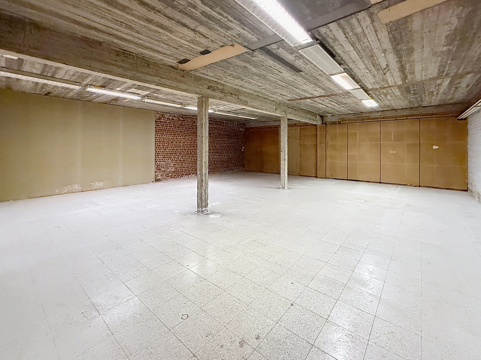 Commercieel gelijkvloers 239m² met kelder - foto 2