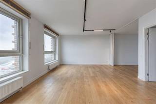 <p>Ontdek dit lichtrijke en energiezuinige appartement op de tiende verdieping van een moderne woontoren aan het Kattendijkdok-Westkaai in Antwerpen. Het appartement biedt een prachtig open zich en een aangename leefomgeving op wandelafstand van het Eilandje, het MAS en diverse gezellige horecazaken.</p><p>U komt binnen via inkomhal, die toegang geeft tot het gastentoilet en de leefruimtes. De woonkamer sluit aan op de open keuken en geniet van veel lichtinval dankzij de grote ramen en het aansluitende terras van 9 m² – ideaal om buiten te genieten van het uitzicht. Verder beschikt het appartement over drie slaapkamers, een badkamer met zowel bad als douche, en een praktische berging. Het appartement beschikt bovendien over twee ondergrondse autostaanplaatsen, wat zorgt voor extra parkeergemak in deze populaire en drukbezochte buurt, met een aankoopprijs van €50.000.</p><p><span>Indeling:</span><br />- Inkomhal<br />- Gastentoilet<br />- Badkamer met bad en douche<br />- Lichtrijke woonkamer<br />- Open keuken<br />- Berging<br />- Drie slaapkamers<br />- Terras (9 m²)</p><p><span>Troeven:</span><br />- Woonoppervlakte: 82 m²<br />- Terras met open zicht (9 m²)<br />- Gelegen op de 10e verdieping<br /> </p><p><span>Informatie:</span></p><p>- Pijs: €459.000 + €50.000</p><p>- Energiezuinig: EPC-label A<br />- Stedenbouwkundige informatie: Vg| Wg | Gmo | VKr | Gvv</p><p><span>Contact:</span><br />Voor meer informatie of een bezoek bel Bart 0470 80 51 08 of via bart@heritagevastgoed.be<br /> </p>