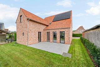 Deze alleenstaande nieuwbouwvilla is zeer rustig gelegen maar toch op een steenworp van het centrum van Zarren.<br /><br />Op de gelijkvloerse verdieping is volgende indeling aanwezig: inkomhal met gastentoilet, lichtrijke woonkamer met open keuken, ruime berging, 1 slaapkamer en badkamer, zonnige tuin én carport.<br />Op de eerste verdieping zijn er nog 3 slaapkamers aanwezig, een apart toilet én een badkamer. <br />De woning beschikt eveneens over een ruime zolder.<br /><br />PLUSPUNTEN:<br />- GELIJKVLOERS WONEN MOGELIJK<br />- 4 SLAAPKAMERS<br />- 2 BADKAMERS<br />- TUIN VOLLEDIG AANGELEGD<br />- CARPORT<br />- RUSTIGE LIGGING<br /><br />Prijs is exclusief registratierechten / BTW.<br />De inrichting van de tuinen is een voorbeeld van hoe het kan.