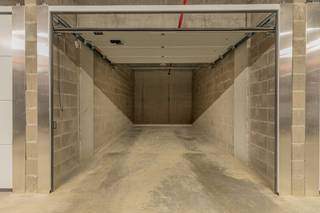 BURST - Ben je op zoek naar een veilige en praktische plek voor je wagen of extra opslagruimte? Deze gesloten garagebox biedt de perfecte...