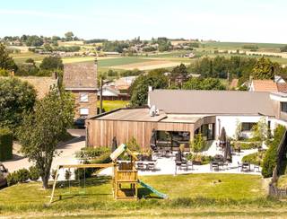 Opportuniteit: PRACHTIGE HORECAZAAK in de Vlaamse Ardennen met landelijk zicht en uitstekende passage van fietsers en wandelaars! Dit kwalitatief totaal gerenoveerd eetcafé (2023) combineert charme, professionele uitrusting en een topligging met vrij uitzicht.<br /><br />INDELING:<br />Sfeervol en lichtrijk eetgedeelte met afgewerkte bar, volledig geïnstalleerde professionele keuken, bijkeuken/berging en 5 nette toiletten. Buiten geniet u van een charmant aangelegd terras, een leuke tuin met speeltoren en een grote parking vooraan (±10 plaatsen). Er is tevens een garage aanwezig en mogelijkheid tot woonst boven de zaak.<br /><br />Wat maakt dit pand uniek?<br />♦ totaalrenovatie (nieuw dak, nieuwe elektriciteit – conform, dubbele beglazing, centrale verwarming op gas)<br />♦ EPC B – kwalitatieve materialen en afwerking<br />♦ professionele keuken (overname keuken, inboedel en handelsfonds: €200.000)<br />♦ veel passage – ideale ligging met vrij en landelijk zicht<br />♦ ruim terras en kindvriendelijke tuin<br />♦ grote parking – instapklare horecazaak met uitstraling<br /><br />Voor wie is dit pand ideaal?<br />♦ Voor horeca-uitbaters die willen starten zonder grote renovatiekosten.<br />♦ Voor ondernemers die mikken op toerisme, fietsers en wandelaars.<br />♦ Voor wie wonen en werken wil combineren op een toplocatie.<br /><br />Bezoek na afspraak met Immo Beguin, jouw vastgoedexpert sinds 2009.<br />✉️ info@immobeguin.be