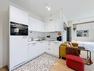 Info en bezichtigingen: +32 2 315 51 71<br />AUDERGHEM: We Invest biedt u deze prachtige nieuwe studio aan, gelegen op de 1e verdieping van een gebouw met lift, vlakbij de VUB, het Delta-ziekenhuis, sportcentra, de wijk rond de begraafplaats van Elsene en het Brusselse openbaar vervoer.<br />De studio beschikt over een ruime en lichte woonkamer met een open, volledig ingerichte keuken, een doucheruimte, een hal met inbouwkasten en een balkon.<br />Naast alle moderne comfort beschikt de studio ook over een kelder.<br />Momenteel verhuurd voor 1.100 € per maand.<br />EPB: B+<br />Elektriciteit conform de voorschriften<br />Zeker een bezichtiging waard!<br />Meer exclusieve aanbiedingen op: www.weinvest.be