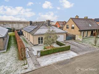 Op zoek naar <strong>net dat tikkeltje meer?</strong> Dan is deze uitzonderlijke villa van maar liefst 260 m² bewoonbare oppervlakte exact wat je zoekt. Gelegen in <strong>een rustige woonwijk</strong> aan de rand van Waregem, combineert deze woning ruimte, <strong>luxe </strong>en een uiterst centrale ligging. Horeca, scholen, openbaar vervoer en het centrum van Waregem bevinden zich allemaal op een boogscheut.<br />Je wordt verwelkomd in een <strong>imposante inkomhal</strong> die meteen de toon zet. Het gelijkvloers beschikt over twee slaapkamers (momenteel ingericht als één ruime master bedroom), een lichtrijke leefruimte met gezellige gashaard en een volledig uitgeruste keuken <strong>tot in de puntjes afgewerkt</strong> met o.a. vaatwas, kookplaat, ingebouwde koffiemachine, frigo, microgolfoven, oven en een praktisch keukeneiland.<br /><br />Verder vind je op het gelijkvloers nog een <strong>derde slaapkamer</strong>, een stijlvolle badkamer met inloopdouche, ligbad en lavabomeubel, een apart gastentoilet én een handige berging/wasplaats.<br /><br />De bovenverdieping is ingericht als <strong>een volwaardige aparte woonentiteit</strong>, compleet met leefruimte, eetplaats, kitchenette, <strong>vierde slaapkamer</strong> en een tweede badkamer. Ideaal voor co-housing, een praktijk aan huis, extra slaapmogelijkheden of een hobbyruimte – <strong>de mogelijkheden zijn eindeloos</strong>.<br /><br />Achteraan geniet je van een prachtig aangelegde tuin met vijver, waar rust en privacy centraal staan. De absolute kers op de taart? Een volledig ingericht <strong>poolhouse </strong>met keuken, sauna en inloopdouche – <strong>pure ontspanning in eigen tuin</strong>.
<ul>
	<li> Inpandige garage + carport</li>
	<li>EPC: Label B</li>
	<li>Verwarming op aardgas</li>
	<li>Zonnepanelen aanwezig</li>
</ul>
<strong>Richtprijs € 575.000 – elk bod wordt voorgelegd aan de eigenaar.</strong><br /><br />Kortom: een woning die comfort, ruimte en luxe moeiteloos combineert. <strong>Klaar om verliefd te worden?</strong><br /><br />Meer info of een bezoek?<br />Contacteer Cedrik via 0472 66 56 64 of cedrik@real-immo.be