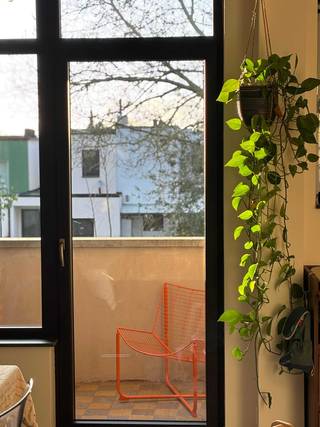 🌿 Charmant Appartement met terras &amp; parken om de hoek!<br /><br />Welkom in het hart van bruisend Borgerhout, waar levendige stadssfeer en groene rust samenkomen. We ontvangen je graag op onze kijkdag zondag 12 april, contacteer ons voor een tijdslot!<br /><br />Dit lichtrijke appartement verwelkomt je met een warme leefruimte, een praktische keuken, een badkamer met douche en toilet, een gezellige slaapkamer en een extra flexibele kamer die vandaag dienst doet als dressing, maar net zo goed je bureau, hobbyruimte of tweede slaapkamer kan zijn.<br />Op het terras met groene uitkijk geniet je van lange zomerdagen in alle rust — een zeldzame luxe in de stad. Daarnaast beschik je over twee kelders, ideaal voor extra opslag of je fancy fiets veilig op te bergen. <br /><br />De ligging is een absolute topper:<br />🌳 Twee parken om de hoek – Boelaarpark &amp; Boekenbergpark<br />☕ Hippe hotspots op wandelafstand – Bloemberen, Rocco, Bocal, Fredo &amp; meer<br />🚆 Mobiliteit troef – Slechts 20 min. wandelen naar Berchem Station<br />🚌 Vlot openbaar vervoer naar het bruisende hart van Antwerpen<br />🛣️ Snelle toegang tot de autostrade.<br /><br />Een thuis waar je meteen voelt: hier woon je met plezier.