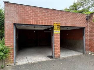 Unieke opportuniteit in Sint-Eloois-Winkel! Deze ruime dubbele garage biedt een uitstekende oplossing voor uw parkeer- en opslagbehoeften...