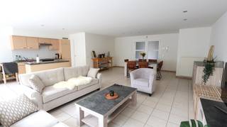 Dit gezellige appartement verwelkomt u via een aangename en ruime inkomhal met gastentoilet. Het appartement is voorzien van een lichtrijke woonkamer met open keuken, voorzien van kookplaat, dampkap, koelkast en oven. Aansluitend vindt u een handige ingerichte berging/wasplaats, ideaal voor extra opbergruimte.<br /><br />De badkamer is voorzien van een ligbad met douchefunctie en een dubbel lavabomeubel. Verder zijn twee ruime slaapkamers aanwezig. Aan de achterzijde van het appartement ligt een ruim terras – een fijne plek om rustig te genieten van het buitenleven.<br /><br />Op het gelijkvloers ligt een mooie ruime garage met automatische poort.<br />Er is geen lift aanwezig. <br /><br />Beschikbaar vanaf <strong>1 oktober 2026! </strong><br />Geen gemeenschappelijke kosten.<br /><br />De ligging is een grote troef: het appartement bevindt zich in het centrum van Rumbeke, met diverse winkels en voorzieningen op wandelafstand. Bovendien is er een vlotte verbinding met de autostrade, wat het woon-werkverkeer erg gemakkelijk maakt.<br /><br /><u>Geïnteresseerd in dit appartement?</u><br />Bezoek www.dicasa.be, klik op het pand van uw keuze en vul via de knop “Ik ben kandidaat” kort uw profiel in.<br />Wij nemen vervolgens contact met u op voor een bezichtiging. Telefonisch afspraken maken is niet mogelijk.