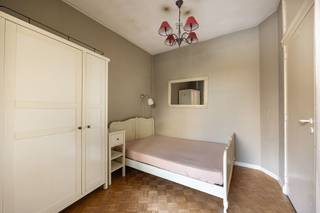 <p><span>Een studio met potentieel op een absolute toplocatie, pal tegenover het Antwerpse Stadspark. Zodra je dit appartement op de tweede verdieping binnenstapt, voel je het: licht, ruimte en mogelijkheden. Of je nu meteen wil intrekken of het pand stap voor stap naar je hand wil zetten, hier kan het allebei.</span></p><p><span>Lichtrijke leefruimte met slaapgedeelte</span></p><p><span>Via de inkomhal kom je in de leefruimte met aansluitend het slaapgedeelte. De grote ramen zorgen voor een aangename lichtinval en een open gevoel. De blokjesparketvloer en de plafondhoogte geven het geheel karakter en warmte. Dankzij de slimme indeling combineer je hier wonen en slapen op een comfortabele manier.</span></p><p><span>Praktische keuken met toegang tot het balkon</span></p><p><span>De keuken bevindt zich apart en is uitgerust met ingebouwde koelkast en diepvriezer, voldoende kastruimte en een functionele opstelling. Vanuit de keuken heb je toegang tot het balkon aan de achterzijde van het gebouw . De badkamer is praktisch ingericht met een douchecabine, toilet, lavabo en aansluiting voor een wasmachine. Compact, logisch ingedeeld en makkelijk in onderhoud.</span></p><p><span>Comfortabel wonen in een statig gebouw</span></p><p><span>De studio is gelegen op de tweede verdieping van een verzorgd, statig gebouw en is bereikbaar via trap of lift , een aangename extra in het dagelijks comfort.</span></p><p><span>Wonen tegenover het groen, midden in de stad</span></p><p><span>Met het Stadspark letterlijk aan de overkant woon je hier in het groen én tegelijk op wandelafstand van het stadscentrum. Winkels, horeca, openbaar vervoer en belangrijke invalswegen liggen vlakbij, wat deze ligging bijzonder aantrekkelijk maakt voor zowel eigen bewoning als investering.</span></p><p><span> </span></p>