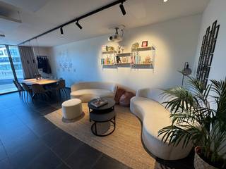 Zoek je de perfecte uitvalsbasis voor jouw onderneming, winkel of praktijk? Dit moderne en energiezuinige handelspand op het sfeervolle Hof van Praet in Aalter biedt alles wat je nodig hebt om succesvol te starten of door te groeien!<br /><br />*Strategische toplocatie:Gelegen op het bruisende Hof van Praet met ruime parkeergelegenheid vlak voor de deur. Jouw klanten parkeren hier zorgeloos en dichtbij.<br />*Oppervlakte: Ca. 86 m² nuttige oppervlakte met een efficiënte indeling.<br />*Bouwjaar 2010: Modern pand in uitstekende staat van onderhoud.<br />*Voorzien van een airco-installatie (zowel koelen als verwarmen) voor een aangenaam binnenklimaat in elk seizoen.<br />*Buitenruimte:Inclusief een gezellig klein terras achteraan.<br />*Sanitair & Nutsvoorzieningen: Eigen sanitaire voorzieningen aanwezig. Bovendien beschikt het pand over aparte tellers voor water, gas en elektriciteit, zodat je enkel betaalt wat je verbruikt.<br /><br />*Huurcontract:Handelshuur (type 3-6-9).<br />*Huurwaarborg: 3 maanden huur.<br />*Onroerende voorheffing: Ten laste van de huurder (wordt doorgerekend).<br />*Beschikbaarheid: In onderling overleg te bepalen.<br /><br />Interesse in een bezoek?<br /><br />Aarzel niet en grijp deze kans om je zaak te vestigen op een absolute toplocatie in Aalter!<br /><br />Neem vandaag nog contact met ons op via 050/33.33.00 of bo.maertens@dewaele.com voor meer informatie of om een bezoek in te plannen.