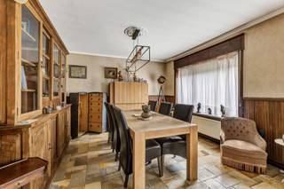 <p>Op <strong>een prachtige landelijke ligging</strong> in Aspelare bevindt zich <strong>deze gelijkvloerse woning</strong> boordevol potentieel op <strong>een ruim perceel van 20 a 20 ca</strong> met open zicht op het groen. Deze eigendom is een unieke opportuniteit voor wie op zoek is naar rust, ruimte en tal van mogelijkheden. Dankzij de aanwezige opslagruimte is dit pand ideaal voor zelfstandigen, hobbyisten of mensen die nood hebben aan extra stockageruimte. Bovendien biedt het perceel ook interessante ontwikkelingsmogelijkheden: mits afbraak van de bestaande woning en het bekomen van de nodige verkavelingsvergunning, kunnen hier mogelijk <strong>drie bouwgronden voor halfopen bebouwing</strong> gerealiseerd worden. De woning omvat op het gelijkvloers een inkomhal, een gezellige living, een keuken,<strong> een veranda met uitzicht op de tuin, één slaapkamer, </strong>een bureau, een badkamer, een toilet en <strong>een garage</strong>. <strong>Het ruime zolderverdiep</strong> biedt de mogelijkheid om nog twee tot drie extra slaapkamers te creëren. Daarnaast is er <strong>een afzonderlijk schuurtje</strong> aanwezig dat perfect kan dienen als opslagplaats of werkruimte. Buiten geniet men van <strong>een voortuin, ruime oprit en een diepe tuin</strong> waar men volledig tot rust komt met prachtig uitzicht over de omliggende velden. Een eigendom met enorm veel potentieel op een uitzonderlijk rustige locatie. (Maatregelen opgenomen in het maatregelenregister: neen)</p>
