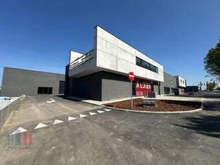 Gloednieuwe KMO-unit een oppervlakte van 331 m² in combinatie met 190 m² kantoren / appartement te koop. Uitstekend gelegen langs de...