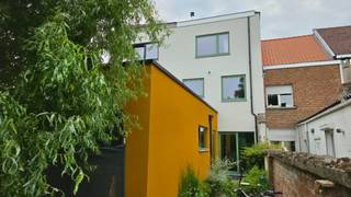 Rustig gelegen woning met 4 slaapkamers op 116m² met tuintje van circa 45m² op het westen, gelegen in een doodlopende straat vlak aan de Dijledijk.<br />De woning omvat: kelder, inkomhal, living 35m² met gaskachel, berging, keuken, 4 slaapkamers (16m² - 15m² - 13m² - 9m²) en badkamer. Verder is er nog een zolderkamer op de 3de verdieping.<br />Vanuit de slaapkamer op de 2de verdieping aan de achterkant van het gebouw is er een zeer mooi zicht op de Dijle.<br />Bouwjaar 1954 doch recenter diverse vernieuwingen zoals o.a. recent geplaatste ramen in aluminium met hoogrendement dubbel glas en deuren, vernieuwd en geïsoleerde dak, buitenmuur isolatie en afgewerkt met spuitkurk. <br />Verwarming met gaskachel in living (geen verwarming op verdiepingen).<br />Zonnepanelen aanwezig voor 3.080 Wp en thuisbatterij van 4,8 kWh.<br />Totale vloeroppervlakte: 143m².<br />KI: 458 euro.<br />Stedenbouw info: woongebied - geen verkavelingsvergunning - voorkooprecht ruimtelijke ordening - geen rechterlijke herstelmaatregel of bestuurlijke maatregel opgelegd - geen maatregelen in het Vlaams handhavingsplatform.<br />Geen risicozone voor overstromingen - perceelscore C - gebouwscore C.