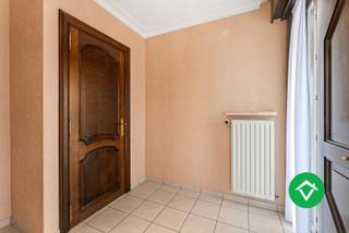 In een rustige en residentiële omgeving maar toch op een centrale, gunstige ligging bevindt zich deze stevige, extreem ruime villa van 1992! Dit kortbij de stadskern van Roeselare, de ring en vele winkels!<br /><br />De indeling is als volgt: voortuin - oprit - inkomhal - apart gastentoilet - lichtrijke living met haard - ruime veranda - uitgeruste Dovy keuken - hall - 3 volwaardige, gelijkvloerse slaapkamers - apart toilet - badkamer (ligbad, douche, dubbele lavabo) - droge kelder - dubbele garage - onderhoudsvriendelijke tuin met vijver en zij-ingang. <br />De eerste verdieping: nachthal - technische ruimte - 4 volwaardige slaapkamers waarvan één nog met een dressing - technische ruimte - apart toilet. Er is ook vanuit de nachthal toegang tot de zéér ruime, geïsoleerde zolder!<br /><br />Troeven: <br />- Stevige bebouwing in beton<br />- Uitzonderlijke bewoonbare opp. +- 400 m²<br />- Gunstig EPC: B (dakisolatie, muurisolatie en vloerisolatie)<br />- Centrale verwarming op aardgas<br />- Gunstige ligging met veel visibiliteit! <br />- Commerciële ligging voor gemengd gebruik<br />- Onderhoudsvriendelijke tuin<br /><br />Contacteer ons vandaag nog voor meer info: louis@vastgoedsinnaeve.be of 0493/40 13 30.