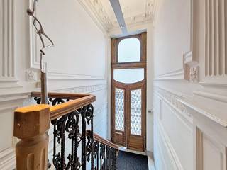 Deze prachtige kantoorruimtes te huur bevinden zich in een kleinschalig, maar bijzonder karaktervol businesscenter in Gent. De hoge plafonds en...