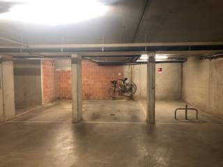 Ondergrondse parkeerplaats langs drukke invalsweg te Oostende, verhoog de waarde van uw appartement en investeer in uw eigen comfort.