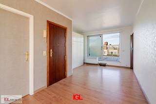 Immo Groot Leeuw stelt u dit prachtige penthouse-studio voor, gelegen op de zesde verdieping van een verzorgd gebouw en voorzien van een adembenemend uitzicht over zowel Brussel als Dilbeek. Deze lichtrijke studio heeft een bewoonbare oppervlakte van 44 m² en biedt een aangename leefruimte die aansluit op een aparte, uitgeruste keuken met oven, elektrische kookplaat en dampkap. Daarnaast beschikt de studio over een badkamer en maar liefst twee uitzonderlijk ruime terrassen van elk ongeveer 20 m², zowel aan de voor- als achterzijde van het gebouw. Hierdoor kan u de hele dag door genieten van zon, licht en een uniek panoramisch uitzicht.<br /><br />Het gebouw is uitgerust met een lift die tot de vijfde verdieping reikt. Om de zesde verdieping en dus dit exclusieve penthouse te bereiken, neemt u nog een trap vanaf de vijfde verdieping. Dankzij zijn ligging en de aanwezigheid van twee terrassen combineert dit pand rust en privacy met een indrukwekkend uitzicht en een vlotte verbinding naar het bruisende stadsleven van Brussel en de groene omgeving van Dilbeek.<br /><br />Bovendien bevindt het gebouw zich in een rustige doodlopende straat, op wandelafstand van openbaar vervoer, winkels en scholen. Ook de Brusselse binnenstad en de ring zijn slechts enkele minuten verwijderd, wat zorgt voor een uitstekende bereikbaarheid in combinatie met een uitzonderlijk wooncomfort. Dankzij deze ligging en de vele troeven is dit penthouse ideaal als starters appartement of als interessante investering met gegarandeerde meerwaarde.<br /><br />Bent u op zoek naar een rustig gelegen studio op de hoogste verdieping met een aangenaam terras, contacteer ons zeker via 02 378 04 44 of via info@immogrootleeuw.be voor een bezoek.