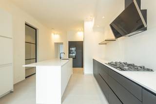 Deze brede woning met epc B (117 kWh/m²/jaar) ligt op wandelafstand van een school en de schilderachtige Scheldeboorden. De zwarte alu en...