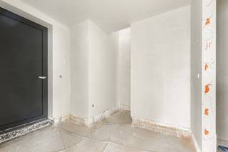 Deze halfopen nieuwbouwwoning bevindt zich op wandelafstand van het centrum van Meulebeke en dichtbij het "Domein Ter Borcht".<br />Door de kwalitatieve, energiezuinige afwerking (BEN woning) & oog voor detail voldoet deze woning aan alle hedendaagse woonnormen en biedt ze een maximum aan comfort.<br /><br />De woning is gelegen op een perceel van 672m² en met als pluspunt de uitweg richting de Veldstraat.<br /><br />De woning beschikt over een inkomhal met gastentoilet, ruime leefruimte met open keuken (ingericht met kwalitatieve materialen), bergruimte, nachthal, 3 slaapkamers, badkamer (bad, douche, dubbele wastafel) en een apart toilet.<br /><br />Momenteel is de woning wind- en waterdicht. Als koper hebt U nog inspraak in de verdere afwerking binnenin de woning.<br /><br />Inzage in het lastenboek, plannen en prijzen via ons kantoor.<br /><br />Prijs exclusief BTW en kosten.<br />Afbraak en wederopbouw 6% BTW van toepassing op de contructie/bouwwaarde.<br /><br />Kortom, een uniek aanbod voor wie wil genieten van een hedendaagse, ruime nieuwbouwwoning op een mooi perceel.<br />