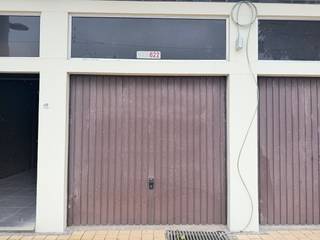 Garage facile à conduire à vendre au rez-de-chaussée de la résidence « Del Rey », située au Leopoldlaan 198 à Middelkerke. En raison de son emplacement au rez-de-chaussée, cette boîte est extrêmement facile et facile à manœuvrer. Emplacement idéal à 50 m du front de mer ! Un espace de rangement supplémentaire a également été créé dans le box du garage ! Dimensions :- largeur d'entrée : 2,16- largeur : 2,47- profondeur : 5,52- hauteur d'entrée : 2,06Ce box de garage vous intéresse ? N'hésitez pas et contactez-nous dès aujourd'hui !Registre des mesures: non