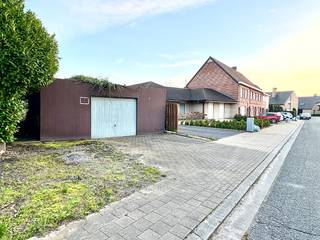 Ieder bod boven de 125 000 EUR wordt overwogen door de verkopers!<br /><br />Renovatieproject op 767 m², met garage en uitweg.<br /><br />Deze woning heeft een betonstructuur! Belangrijk weetje bij het zien van deze te renoveren woning. Zoals u kan zien op de foto’s is deze woning niet meer actueel aan de huidige tendensen, wel heeft deze een aangename breedte en heeft deze veel potentieel.<br /><br />+ Zo is er een zijweg naast de woning. Ideaal voor groenafval of fietsen.<br />+ De woning staat op 767 m² grond<br />+ Er is een uitweg met momenteel een mini-atelier / grote garage. Diverse mogelijkheden op dit stuk.