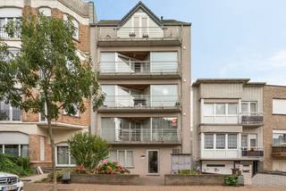 <p>Ce charmant appartement, situé au deuxième étage de l'avenue de la Reine à Blankenberge, dispose d'une terrasse ensoleillée. Avec un agencement élégant, l'appartement comprend une cuisine ouverte, une salle de bains moderne et deux chambres confortables. De plus, ce bien dispose d'un toilette séparé et d'une cave avec raccordement pour machine à laver. </p>
<p>Le bâtiment est équipé d'un ascenseur !</p>
<p>Avec son emplacement central à Blankenberge, vous profitez de la proximité des commerces, des restaurants et de la côte, tout en pouvant compter sur le calme et l'intimité que cet appartement offre. <br />Une provision mensuelle de 25 € est demandée pour les charges des parties communes.<br />Disponible à partir du 1er janvier 2027.</p>