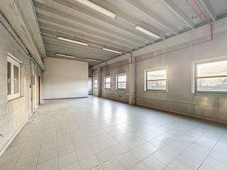 Entrepôt d'environ 180 m² avec un bureau d'environ 90 m² à louer à Ypres.Ce bâtiment situé sur l'Oostkaai à Ypres est idéalement situé à proximité...