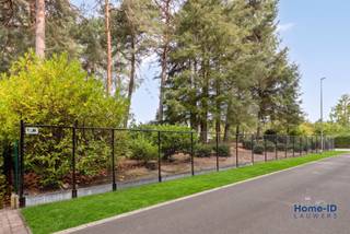 <p><span><span>Binnen 2 weken verkocht! </span></span></p><p><span><span>Aan de rand van een villawijk in Pelt ligt deze verborgen parel. Een majestueus landhuis dat groots wonen, absolute privacy en een groene oase naadloos verenigt met comfort. Strategisch gelegen op een steenworp van de Nederlandse grens en op 25 minuten van Eindhoven. Met 420 m² aan leefruimte op een volledig omheind perceel van 2.919 m² ervaart u hier een instant vakantiegevoel.</span></span></p><div><span><span><strong>Lichtrijk livingconcept en grandeur</strong></span></span><br /><span><span>De elektrische opengaande poort ontwaard een glooiende oprit met veel parkeergelegenheid en die zet meteen de toon. U wordt verwelkomd in een royale, marmeren ontvangsthal met gastentoilet en vestiaire. Van hieruit stapt u in de leefruimte van ruim 60 m², badend in het licht dankzij de zongerichte oriëntatie. De marmeren vloer en de open haard met karaktervolle schouw vormen het hart van de zithoek, terwijl u dineert op een warme parketvloer. De absolute troef is de magistrale leefveranda van 60 m². Deze lichte oase vloeit naadloos over naar een reusachtig terras. Of het nu gaat om een groots zomers tuinfeest of een intiem samenzijn: deze ruimtes transformeren moeiteloos mee. De luxe keuken met bijkeuken is ook heel praktisch. Je voelt je er meteen thuis.</span></span></div><div><span><span><strong>Veelzijdigheid: Gelijkvloers luxewonen of kantoor aan huis</strong></span></span><br /><span><span>De intelligente lay-out biedt een zeldzame flexibiliteit. Gelijkvloers wonen, een kantoor aan huis of een kangoeroeconcept? Het kan allemaal. Het gelijkvloers herbergt een bureel en de master suite, compleet met inbouwkasten en een fluisterstille airco. De aangrenzende badkamer is uitgerust met een moderne inloopdouche. Daarnaast bevindt zich hier een extra bureau of kleine slaapkamer. De verdieping telt nog eens twee volwaardige slaapkamers, een tweede badkamer, apart toilet en handige bergruimtes met inbouwkasten. Een grote kelderverdieping en extra bergzolders garanderen dat u nooit om opslagruimte verlegen zit.</span></span></div><div><span><span><strong>State-of-the-art techniek</strong></span></span><br /><span><span>Dit landhuis blinkt uit in duurzaamheid met een gunstig EPC-label B (158 kWh/m²). Dankzij de 24 zonnepanelen en centrale verwarming op gas met behaaglijke vloerverwarming bent u klaar voor de toekomst. Uw veiligheid is gewaarborgd via een geavanceerd alarmsysteem en camerabewaking. Buiten trekt de luxe zich door: de eenvoudig te onderhouden parktuin beschikt over een geautomatiseerd besproeiingssysteem en een dubbele carport. Dit moet je gezien hebben!</span></span></div><div> </div><div><span><span>De eigendom is asbestveilig, heeft een conform elektriciteitsattest en is snel beschikbaar.</span></span></div><div><span><em><i><span>Vg, Wp/Agr, Gmo, Gvkr, Gvv. Oppervlaktes indicatief. Onderhandelingsvoorstel.</span></i></em></span></div>