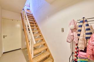 <p><span>Handelspand met duplexappartement met zeer interessante mogelijkheden: te gebruiken als handelspand met woonst, mogelijkheid tot kangoeroewoning en mogelijkheid tot het omvormen tot tweewoonst.Interessant is dat de nutsvoorzieningen ( gas,electriciteit en water) reeds apart opgesplitst zijn.<br /></span><span>Het handelspand op het gelijkvloers(100 m²)</span><span><br />beschikt over een eigen ingang die toegang geeft tot de handelsruimte. Achter deze kamer bevindt zich een 2de kamer en bureau met keuken. Achteraan bevindt zich de badkamer met toilet, wastafel en ligbad. Aparte toegang tot het overdekte terras.<br /></span><span>Het duplexappartement (125 m²)<br /></span><span>Beschikt over een aparte ingang waar de trap tot de eerste verdieping leidt.<br />Rechts kom je op een terras in bankirai.<br />Links kom je in de ruime woonkamer met open keuken. Deze keuken is o.a. uitgerust met vaatwasmachine.<br />Op deze verdieping vind je ook de badkamer met badkamermeubel met dubbele wastafel, ligbad en toilet.<br />Op de 2de verdieping kom je bij de 2 slaapkamers en nog een open bergruimte.<br />Onderaan in het gebouw bevindt zich nog een kleine kelder.<br />De elektriciteit van het handelspand en het duplexappartement is conform, verwarming is met aardgas.<br />Het dak is vernieuwd, zeer veel ramen zijn ook vernieuwd.<br />Ook interessant voor investeerders, het appartement is verhuurd. Mits opfrissing van het handelspand kan u ook genieten van 2 huuropbrengsten.<br />Een aantal foto's geven je weer hoe het pand kan worden na renoveren. </span></p><p><span> </span></p><p><span>Dit pand kan onderhevig zijn aan de renovatieverplichting die door de Vlaamse overheid wordt opgelegd voor niet-residentiële gebouwen. Consulteer voor meer informatie de website van het Vlaams Energie- en Klimaatagentschap via </span><span><span>https://www.energiesparen.be/nr/renovatieverplichting</span></span></p><p><span> </span></p><p><span>Bestuursmaatregelen in het maatregelenregister: nee</span><span> </span></p><p><span> </span></p>