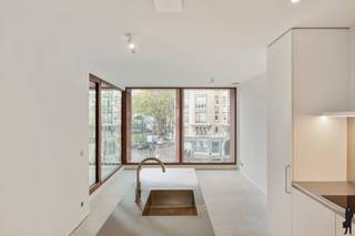 In een recent opgeleverd nieuwbouwproject op de Belgiëlei bevindt zich dit energiezuinige éénslaapkamerappartement met een bewoonbare oppervlakte van ca. 55 m². Dankzij de grote raampartijen geniet de leefruimte van veel natuurlijk licht en een aangenaam, open gevoel.<br /><br />GA NAAR WWW.DEBOERENPARTNERS.BE OM RECHTSTREEKS UW ONLINE AFSPRAAK IN TE PLANNEN<br /><br />Indeling en afwerking<br /><br />Bij binnenkomst betreed je meteen de lichte leefruimte met open keuken, die een moderne uitstraling heeft en toegang biedt tot het ruime terras.<br />Het appartement is instapklaar afgewerkt met kwalitatieve materialen en beschikt over vloerverwarming.<br /><br />Troeven<br />Nieuwbouw met moderne afwerking<br />Instapklaar en energiezuinig<br />Berging met aansluiting voor wasmachine en droogkast<br />Ruim terras met veel lichtinval<br />Vloerverwarming<br />Lift en privatieve kelderberging aanwezig<br /><br />Financieel<br />Huurprijs: €1.150/maand<br />Beschikbaar: Onmiddellijk<br /><br />GA NAAR WWW.DEBOERENPARTNERS.BE OM RECHTSTREEKS UW ONLINE AFSPRAAK IN TE PLANNEN