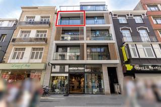 <p><span>Kwalitatief en splinternieuw 2-slaapkamerappartement in een kleinschalige residentie op een toplocatie in Blankenberge. </span></p><p><span>De locatie vormt echt de perfecte uitvalsbasis als u wenst te genieten van de zee, restaurants en winkels binnen een perimeter van 100m. </span></p><p><span>Zuid-west geörienteerde leefruimte met zonnig terras en zijdelings zicht naar zee. </span></p><p><span>In de tijdloos afgewerkte keuken vinden we alle modern comfort, kwalitatieve keukentoestellen van het merk SMEG en talrijke kasten. </span></p><p><span>Er is een praktische berging verbonden aan de keuken. </span></p><p><span>De hal leidt ons naar de 2 slaapkamers, badkamer en het afzonderlijk toilet. </span></p><p><span>De masterbedroom kan worden ingericht met een comfortabel 2-persoonsbed en kast. </span></p><p><span>De tweede slaapkamer is ideaal als bureau, kinderkamer of dressing. </span></p><p><span>In de badkamer bevindt zich een inloopdouche, lavabo met geriefelijk meubel en een handdoekdroger.</span></p><p><span>Er is een afzonderlijk hangtoilet. </span></p><p><span>Fijne troeven zijn de moderne schakelaars, stijlvol afgewerkte deuren, makkelijk te onderhouden vloertegel en de videofonie.</span></p><p><span>Het appartement wordt verwarmd op gas met een condenserende ketel en geniet een blanco elektrische keuring. </span></p><p><span>In de residentie bevindt er zich een ruime fietsenberging en een huisvuillokaal. </span></p><p><span>U kan gebruik maken van een privatieve kelderberging en genieten van de 2 toegewezen zonnepanelen. </span></p><p><span>Verkoop onder registratie.</span></p>