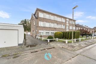 Dit gebouw is heel rustig gelegen in een woonwijk en bestaat uit 3 appartementen en 3 garages.Ideale opportuniteit voor investeerders omwille van...