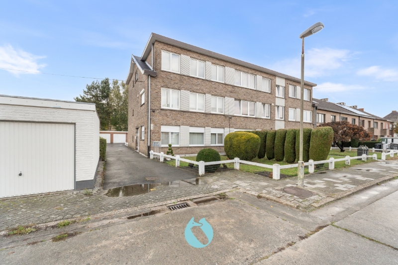 Kleinschalig hoekgebouw met 3 appartementen en 3 garages - foto 1