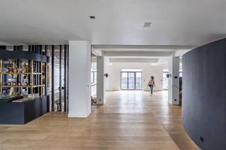 Uitzonderlijke loft van 256 m² in de buurt van Thurn en Taxis. Deze loft ligt in een gegeerde en volop evoluerende wijk van Brussel, vlot bereikbaar met een metrostation op wandelafstand.Een indrukwekkende gevelpartij met glasramen over bijna 14 meter breedte, aangevuld met een lichtput, zorgt voor uitzonderlijke lichtinval doorheen de hele woning. Het ruime terras aan de voorzijde sluit rechtstreeks aan op de leefruimte en biedt volop plaats voor een BBQ met vrienden.Afgewerkt met mooie materialen: goed uitgeruste keuken, badkamer met aparte wc en inloopdouche, apart bezoekerstoilet aan de inkom, sauna met bubbelbad met zicht op de binnentuin, en een kelder. Mogelijkheid tot aankoop van 2 ondergrondse parkeerplaatsen.Contacteer ons snel voor een bezoek!