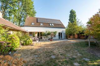 Op een uitzonderlijk rustige locatie in het charmante Wulpen, verscholen in een doodlopende straat, bevindt zich deze karaktervolle hoeve op een perceel van maar liefst 5014m². Hier geniet je dagelijks van absolute rust, privacy en adembenemende vergezichten over de polders, terwijl Veurne, Oostduinkerke, Koksijde, Nieuwpoort en de E40 zich op slechts enkele minuten bevinden.<br /><br />Met een woonoppervlakte van 333 m², zes slaapkamers en tal van multifunctionele ruimtes biedt deze eigendom ongeziene mogelijkheden. Ideaal als ruime gezinswoning, voor een vrij beroep of praktijk aan huis, een kangoeroewoning of een combinatie van wonen en toeristische verhuur dankzij de twee vergunde gastenkamers.<br /><br />Indeling<br /><br />Gelijkvloers<br /><br />Inkomhal met gastentoilet<br /><br />Gezellige voutekamer<br /><br />Ruime slaapkamer<br /><br />Badkamer<br /><br />Lichtrijke leefruimte met parketvloer, houtkachel en een prachtig uitzicht over de omliggende velden<br /><br />Volledig geïnstalleerde keuken<br /><br />Royale polyvalente ruimte met aparte ingang, ideaal als praktijk, kantoor, atelier of gastenverblijf<br /><br />Twee vergunde gastenkamers, elk met een eigen badkamer<br /><br />Verdieping<br /><br />Drie volwaardige slaapkamers<br /><br />Badkamer met lavabo en toilet<br /><br />Sfeervolle mezzanine<br /><br />Buitenleven op zijn best<br /><br />De volledig afgesloten, zuidgerichte tuin vormt een waar paradijs voor wie houdt van rust en natuur. Meerdere zonneterrassen, een vijver en een volledig ingerichte safaritent voor zes personen creëren een unieke vakantiesfeer in eigen tuin. Dankzij de uitgestrekte zichten over de polders geniet je hier het hele jaar door van een uitzonderlijke woonbeleving.<br /><br />Daarnaast beschikt de eigendom over meerdere parkeerplaatsen, een fietsberging en een praktische kelder.<br /><br />