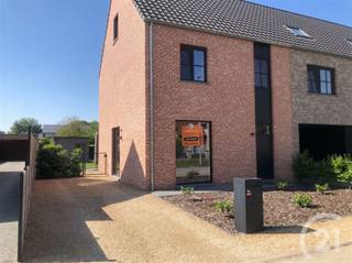 Deze verzorgde woning in het gezellige Schriek biedt alle comfort voor aangenaam wonen.Via de inkomhal met gastentoilet kom je terecht in de...