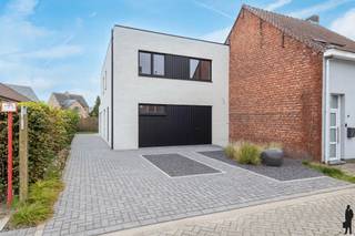 Centraal gelegen in Vosselaar bevindt zich deze stijlvolle nieuwbouwwoning. De woning omvat op het gelijkvloers een open keuken, een ruime...