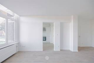 <p><span>GENT CENTRUM - Instapklare gerenoveerde studio tussen het Sint-Pietersstation en Gent-Centrum.</span></p><p><span> </span></p><p><span>Gelegen op de eerste verdieping van dit herenhuis, treffen we deze volledig instapklare, gerenoveerde studio nabij het Station van Gent-Sint-Pieters.</span></p><p><span>Ideaal als starters- of investeringseigendom met een vlotte verbinding naar de binnenstad, studentencampussen en invalswegen.</span></p><p><span> </span></p><p><span>De belangrijkste troeven in een notendop: </span></p><ul><li><span>Centrale ligging in Gent met vlotte bereikbaarheid </span></li><li><span>Volledig gerenoveerd met nieuwe keuken en douche</span></li><li><span>Keuken met alle comfort</span></li><li><span>Op wandelafstand van het Gent-Sint-Pietersstation en het Citadelpark</span></li><li><span>Ideaal geschikt als investering of eigen bewoning</span></li><li><span>Inclusief kelderberging</span></li><li><span>Gunstig EPC B en elektriciteit conform</span></li><li><span>Nabij invalswegen, openbaar vervoer en scholen</span></li></ul><p><span> </span></p><p><span>Indeling:</span></p><p><span>Inkomhal, keuken (frigo, kookplaat, vaatwasmachine, dampkap) met aansluitend de douche, open leefruimte met mogelijkheid tot aparte slaaphoek, </span></p><p><span> </span></p><p><span>Belangrijk</span><span>:</span></p><p><span>Richtprijs: 269.000 EURO (inclusief kelderberging)</span></p><p><span>Prijs exclusief aandeel in basisakte</span></p><p><span>EPC: 162 kWh/m² jaar</span></p><p><span> </span></p><p><span>Interesse? Neem contact op met Axel Lenaerts makelaars voor meer info of een bezoek ter plaatse via </span><span>09 245 24 24</span><span> of zoe@axellenaerts.be</span></p><p><span> </span></p>