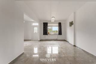 Voor meer info en foto’s, surf naar www.swevers.be – Rustig wonen, veel ruimte en een groen uitzicht komen samen in deze halfopen woning aan de Wintboomstraat 18 in Gingelom. De woning beschikt over circa 135 m² bewoonbare oppervlakte en werd tussen 2019 en 2020 totaal gerenoveerd. Op het gelijkvloers vind je een inkomhal, een ruime woonkamer van circa 40 m², een eetkamer, een keuken van ongeveer 17 m² en een eerste badkamer. De eerste verdieping telt drie volwaardige slaapkamers van circa 20 m², 13 m² en 11 m², aangevuld met een tweede badkamer. Verder biedt de woning een zolder en een kelder van circa 17 m², ideaal als extra bergruimte. Ook praktisch zit deze woning goed. Er is een afzonderlijke garage voor één wagen met aansluitend een berging en wasplaats. Achteraan bevindt zich een terras van circa 12 m². Het perceel van 4a 63ca beschikt over een noordoostelijk georiënteerde tuin met groen verzicht. Overal zijn rolluiken voorzien. De ligging is zeer rustig, terwijl winkels en horeca zich op circa 350 meter bevinden. Ook openbaar vervoer, scholen, kinderopvang en ontspanningsmogelijkheden liggen vlot bereikbaar. Een interessante gezinswoning voor wie ruimte, praktische voorzieningen en een rustige omgeving wil combineren. Voor meer informatie, bel 012 699 900. Bron bewoonbare oppervlakte: EPC – verslag.<br />Dit pand is onderworpen aan de renovatieverplichting van de Vlaamse overheid voor residentiële gebouwen (behoudens bij sloop binnen 5 jaar na de aankoop). Consulteer voor meer informatie de website van het Vlaams Energie- en Klimaatagentschap via https://www.vlaanderen.be/een-huis-of-appartement-kopen/renovatieverplichting-voor-residentiele-gebouwen.