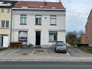 Super goed gelegen gelijkvloers appartement met tuintje nabij Leuven! Vanuit de centrale inkomhal loop je binnen in de ruime leefruimte met salonhoek en eethoek en centraal de ingerichte keuken. Aan de andere kant van het gebouw liggen de nachthal die toegang geeft tot 2 slaapkamers en een ingerichte badkamer. Centraal achteraan tussen de leefruimte en de slaapvertrekken heb je een hal die toegang geeft tot de kelders waar je ook de nodige aansluitingen kan vinden voor de wasmachine en droogkast. Vanuit deze hal loop je naar buiten en kom je in het tuintje/terras waarvan je ook volgens de akte het exclusief privatief gebruiksrecht hebt. Het gebouw werd rond 2013 opgedeeld in 3 appartementen waardoor het om een zeer kleine gemeenschap gaat met zeer beperkte kosten en zonder syndicus. Het dak werd alvast volledig vernieuwd in 2021! Vooraan het gebouw zijn ook 2 privatieve parkeerplaatsen. Wenst u een bezoek of meer informatie? Contacteer mij via 0486 43 49 08 Daphne van Sherwin Immo +